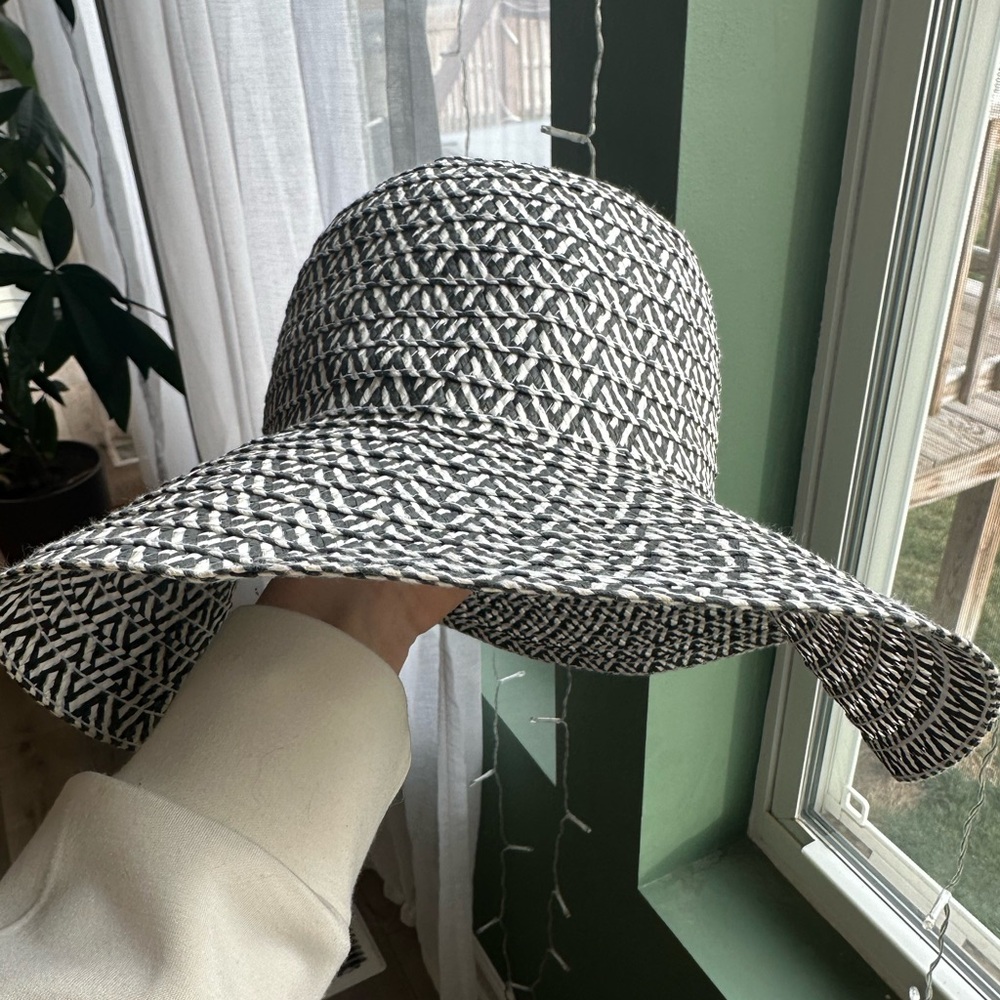 Black and white floppy Sun hat
